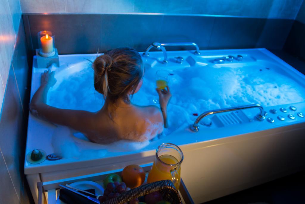 Howard Johnson Plaza Resort & Casino Mayorazgo Parana Exterior photo A woman in a whirlpool bathtub