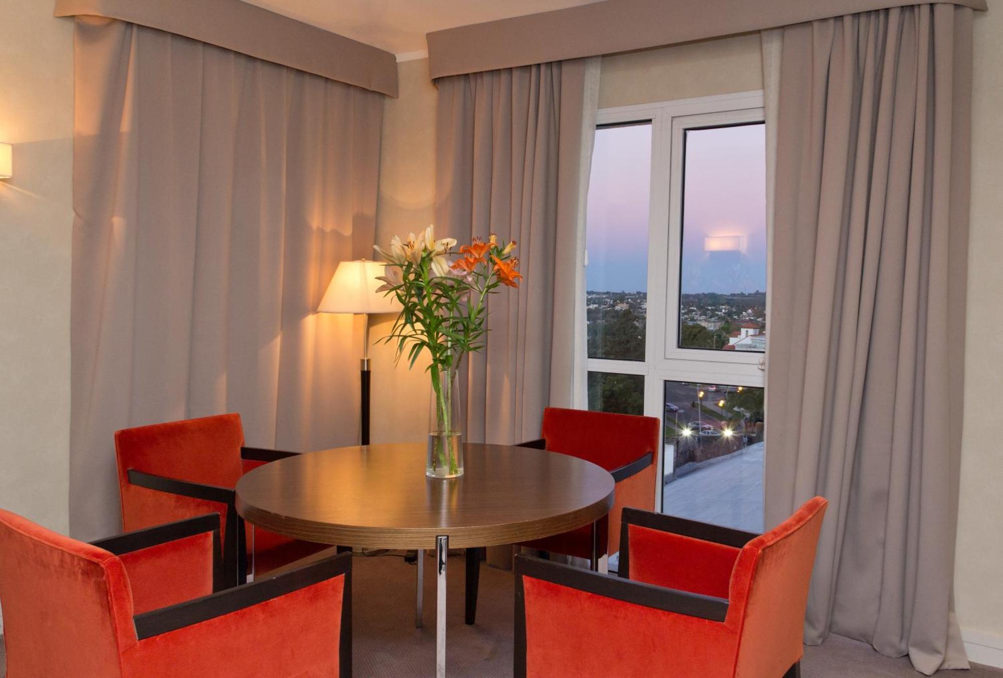 Howard Johnson Plaza Resort & Casino Mayorazgo Parana Room photo A living room at the hotel