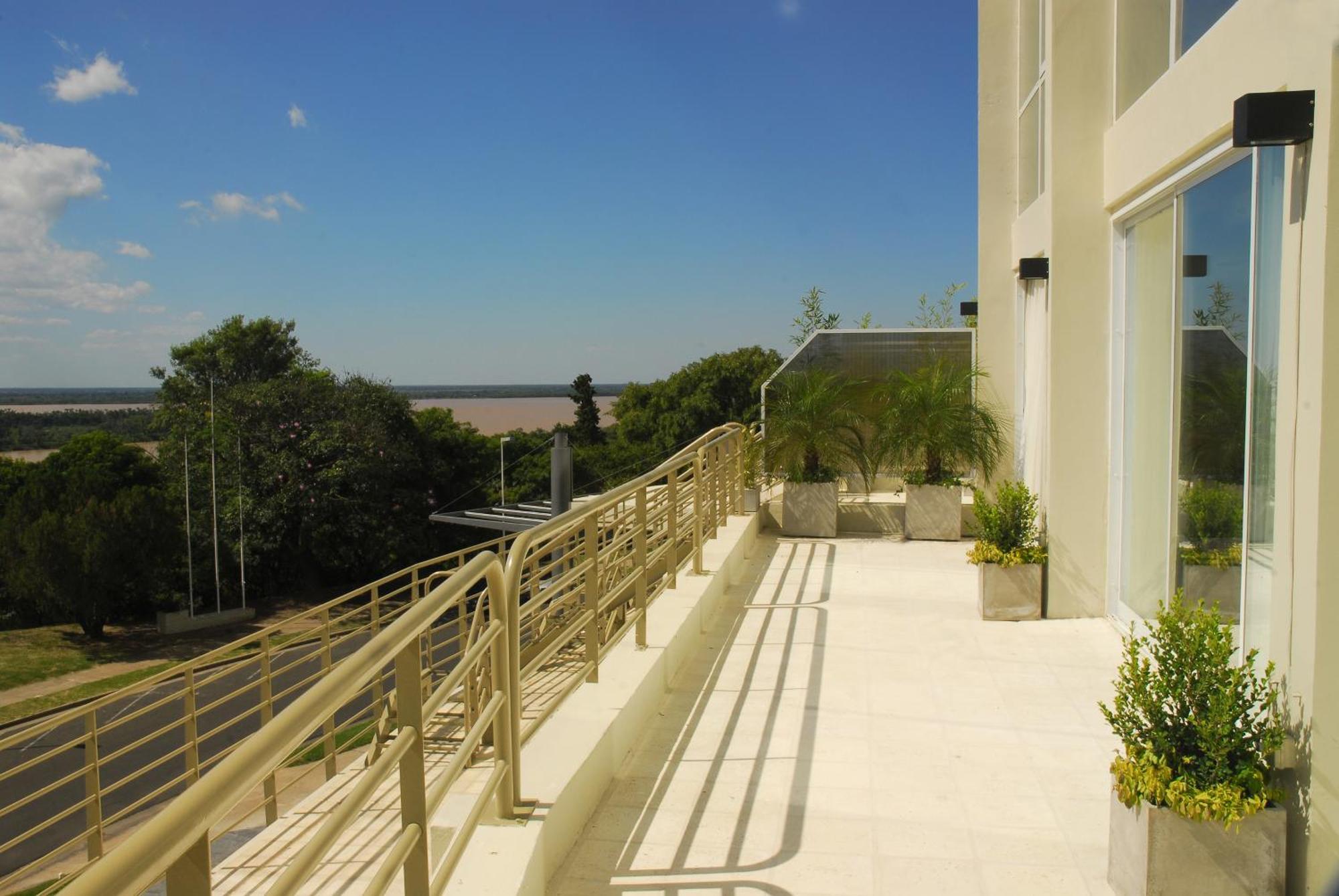 Howard Johnson Plaza Resort & Casino Mayorazgo Parana Room photo A balcony