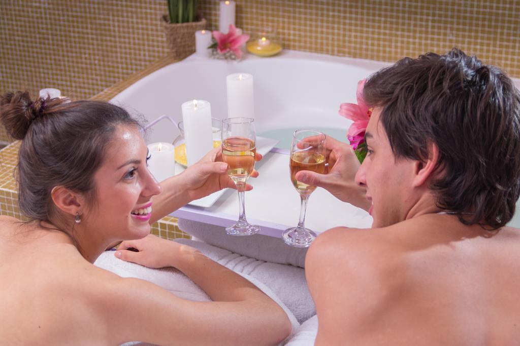 Howard Johnson Plaza Resort & Casino Mayorazgo Parana Exterior photo A couple relaxing in a spa