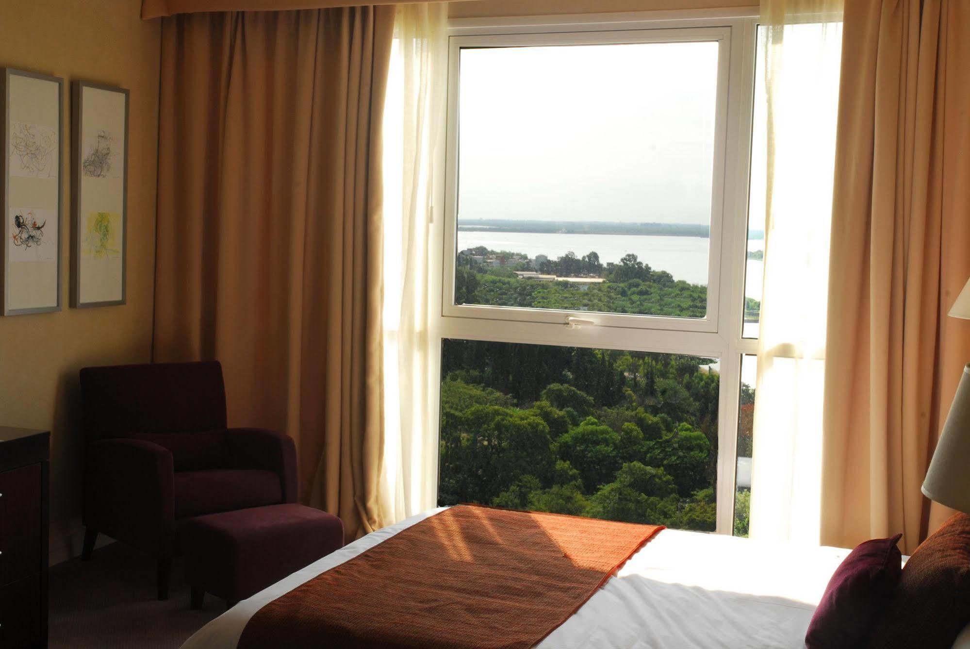 Howard Johnson Plaza Resort & Casino Mayorazgo Parana Exterior photo A room at the hotel