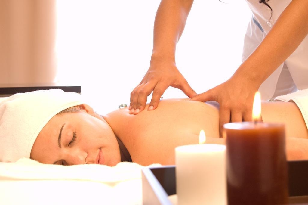 Howard Johnson Plaza Resort & Casino Mayorazgo Parana Exterior photo A woman receiving a massage