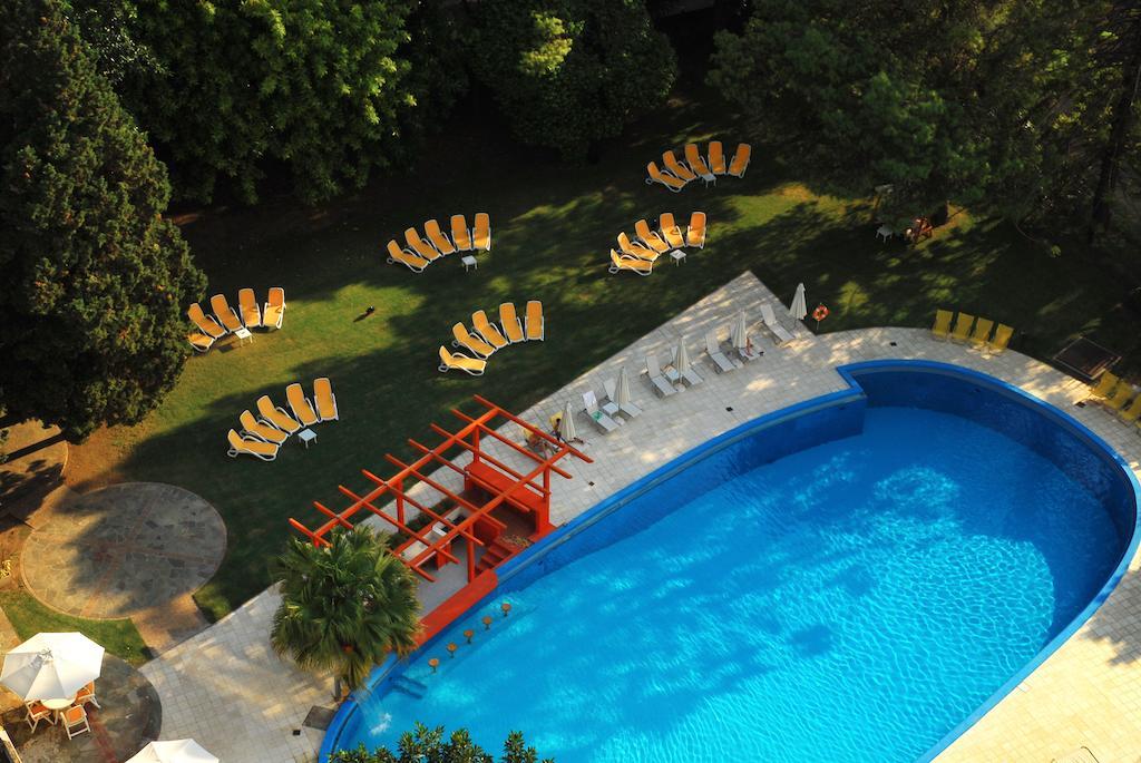 Howard Johnson Plaza Resort & Casino Mayorazgo Parana Exterior photo Butterfly garden